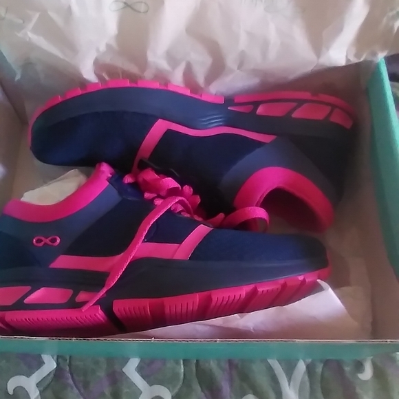 SIZE 8 - Picture 2 of 3